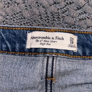 Abercrombie 4 inch Mom Short